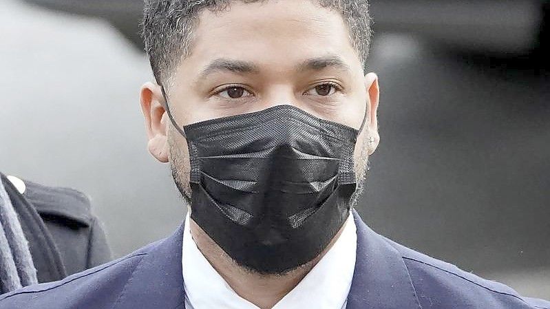 US-Schauspieler Jussie Smollett trifft bei seinen Prozess in Chicago ein. Smollett wird vorgeworfen, die Polizei belogen zu haben. Foto: Charles Rex Arbogast/AP/dpa