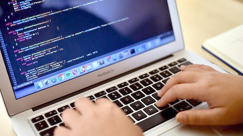 Angesichts glänzender Karriereaussichten sind viele IT-Fachleute rund um den Globus auf der Suche nach neuen Jobs. Foto: Britta Pedersen/dpa-Zentralbild/dpa