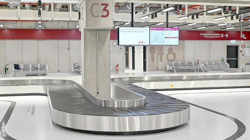 Blick in eine Halle der Gepäckabfertigung im Terminal 2 vom Flughafen Berlin-Brandenburg (BER). Foto: Patrick Pleul/dpa-Zentralbild/dpa