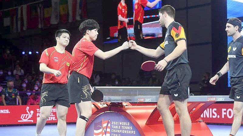 Wang Chuqin (2.v.l.) und Fan Zhendong (l) nach dem Spiel gegen Patrick Franziska (2.v.r.) und Timo Boll am vergangenen Donnerstag. Foto: Wu Xiaoling/XinHua/dpa