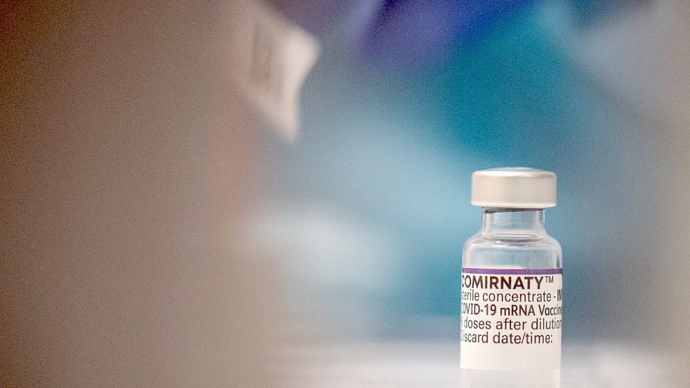Nicht nur der Biontech-Impfstoff Comirnaty könnte bald knapp werden. Auch Moderna-Lieferungen bleiben bei den Arztpraxen aus. Foto: DPA