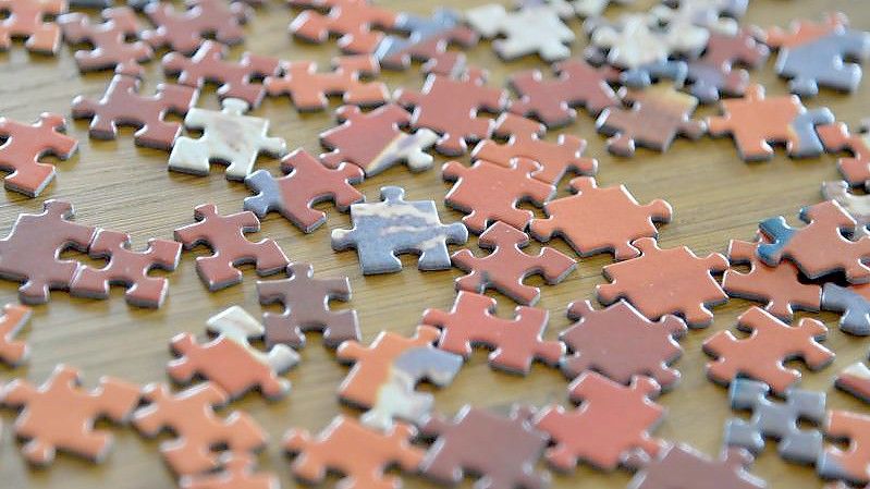 In Corona-Zeiten wird wieder mehr gepuzzelt. Foto: Harald Tittel/dpa