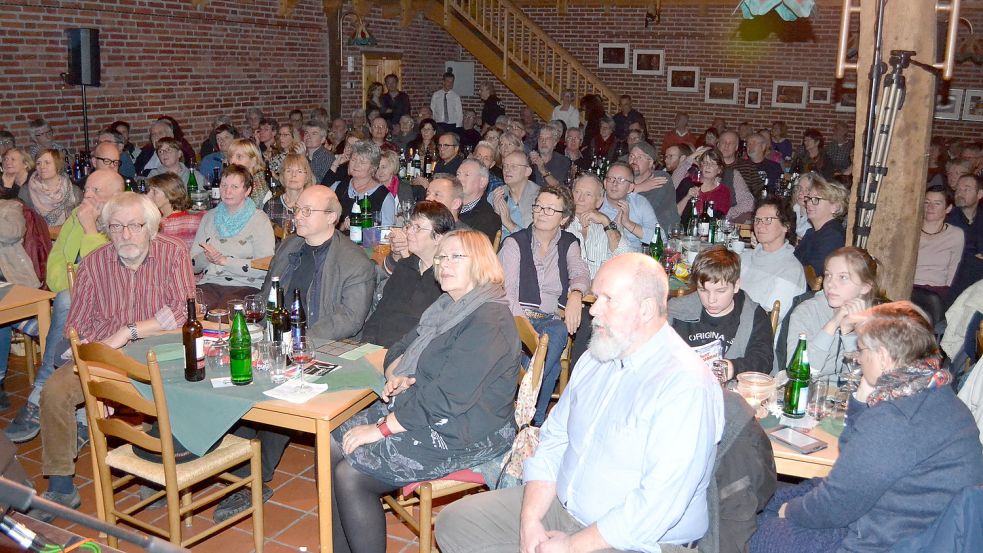 Bis auf den letzten Platz besetzt ist üblicherweise der Gulfhof Ihnen beim Folkfestival „Zwischen den Jahren“. Foto: Archiv