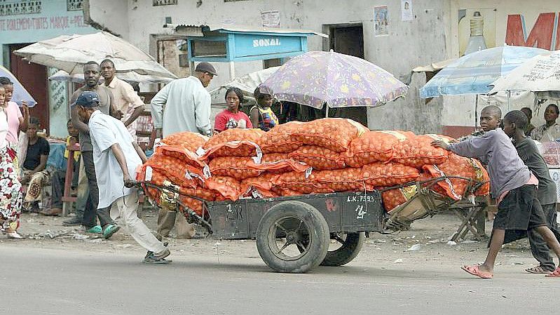 Händler in der kongolesischen Haupststadt Kinshasa. Um den Einfluss in der Welt auszubauen, will die EU in den kommenden sechs Jahren bis zu 300 Milliarden Euro in die Infrastruktur von Schwellen- und Entwicklungsländern investieren. Foto: Maurizio Gambarini/dpa