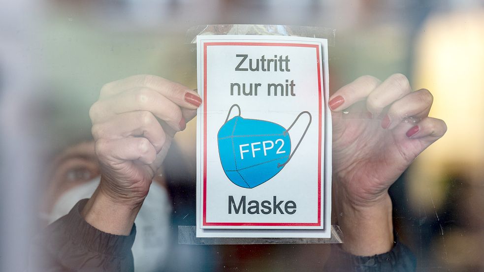 Mit der Warnstufe 2 müssen ab Mittwoch überall da, wo eine Maskenpflicht gilt, FFP2-Masken getragen werden. OP-Masken reichen nicht mehr aus. Foto: DPA