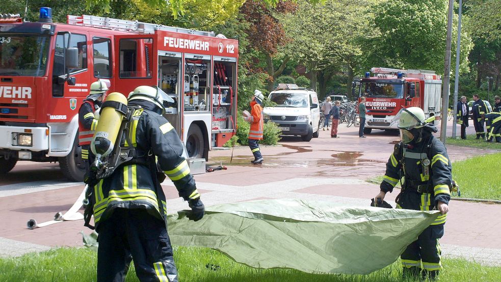 Nur noch zu Einsätzen dürfen die Feuerwehrleute, hier die Haxtumer bei einem Einsatz an der Auricher Berufsschule, bis auf Weiteres zusammenkommen. Foto: Heino Hermanns