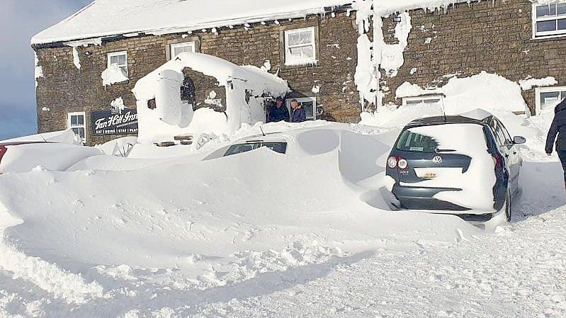 Der eingeschneite Pub „Tan Hill Inn“ im nordenglischen Nationalpark Yorkshire Dales. Foto: The Tan Hill Inn/PA Media/dpa