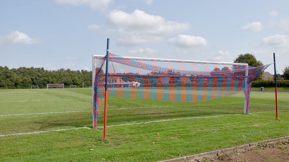 Die Fußballer aus der Ostfrieslandliga und den Ostfrieslandklassen gehen vorzeitig in die Winterpause. Der Spielbetrieb ruht ab sofort. Ende Februar oder Anfang März soll der Ball wieder rollen. Archivfoto: Thomas Dirks