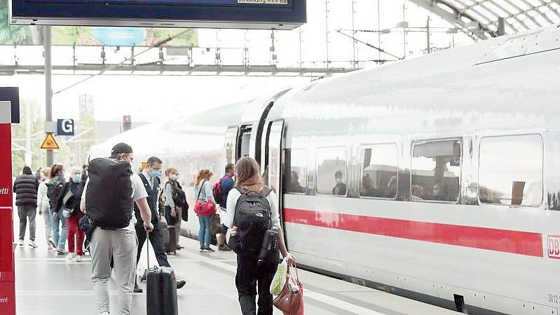 Bei der Deutschen Bahn gibt es mit dem Winterfahrplan ab 12. Dezember mehr ICE-Sprinter-Züge. Foto: Carsten Koall/dpa
