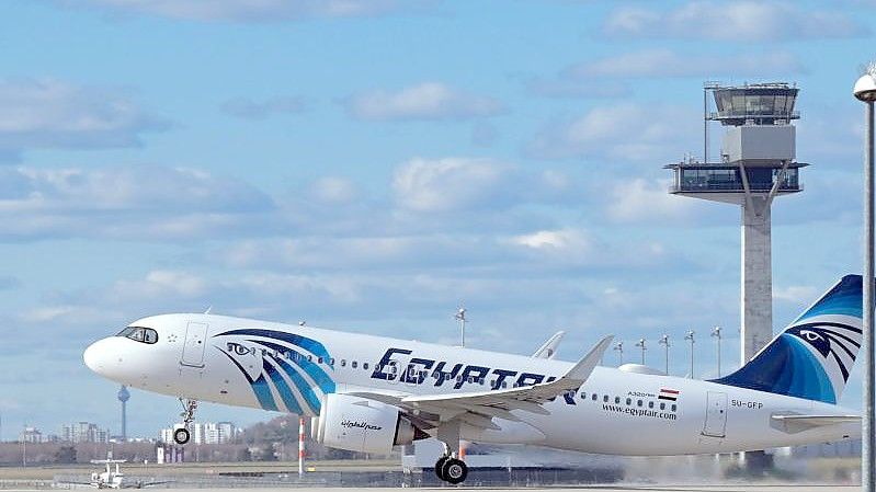 Ein Airbus A 320 neo der Fluggesellschaft EgyptAir startet vor der Kulisse des Tower von der Startbahn Süd des Flughafens Berlin Brandenburg „Willy Brandt“. Foto: Soeren Stache/dpa-Zentralbild/dpa