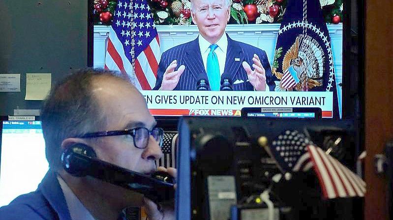 Händler Mark Puetzer arbeitet auf dem Parkett der Wall Stret. Der erste Omikron-Fall in den USA hat den Erholungsversuch der angeschlagenen US-Börsen rasch beendet. Foto: Richard Drew/AP/dpa