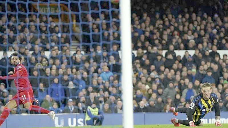 Wie hier beim FC Everton darf in England weiter vor vollen Zuschauerrängen gespielt werden. Foto: Jon Super/AP/dpa