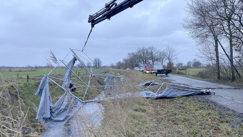 Mit einem Kran wurden Teile des Zeltes aus einem Graben geholt. Foto: Feuerwehr