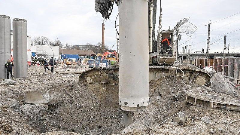 Das Bild zeigt die Baustelle an der Donnersbergerbrücke in München, an der am 01.12.2021 eine Fliegerbombe explodierte. Foto: Polizeipräsidium München/dpa