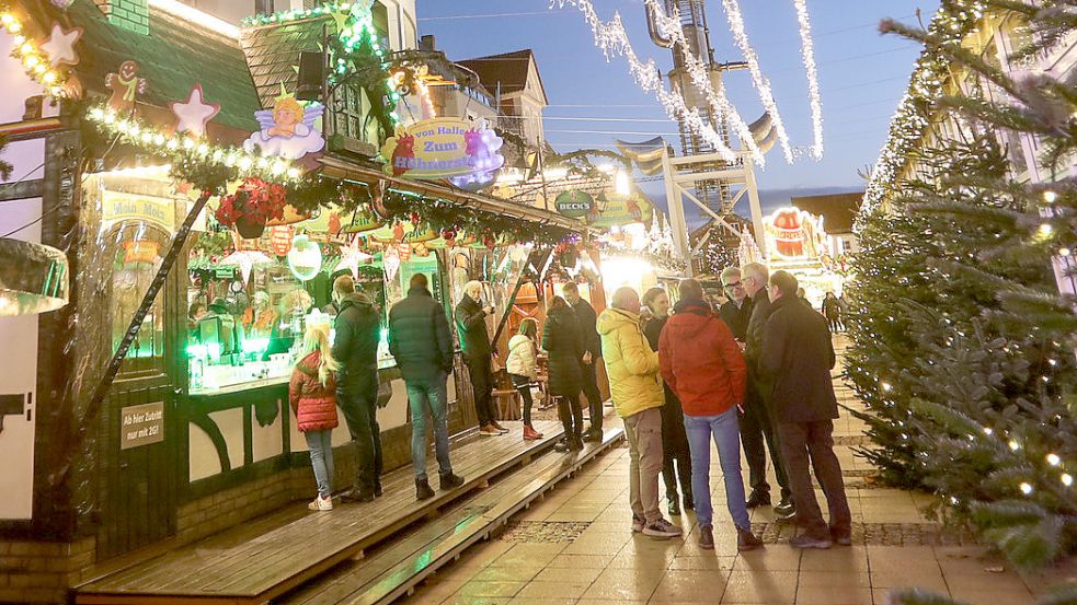 Wer auf dem Auricher Weihnachtsmarkt etwas zum Mitnehmen kaufen möchte, braucht keinen Corona-Test vorzulegen. Foto: Romuald Banik