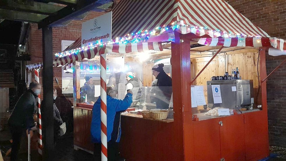 Am 1. Adventswochenende fand zum ersten Mal der kleine Christkindlesmarkt in Marienhafe statt. Nach einigen bangen Tagen steht nun fest: Es darf dort weitergehen. Foto: privat