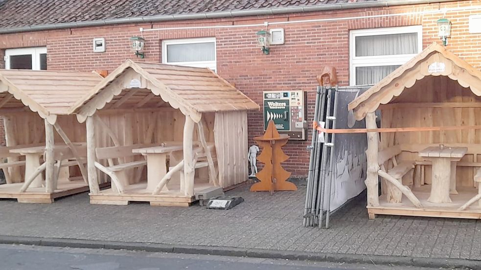 Die Holzbuden sollen nun auch für Außengastronomie genutzt werden. Die Testpflicht für Geimpfte und Genesene entfällt dort. Foto: privat