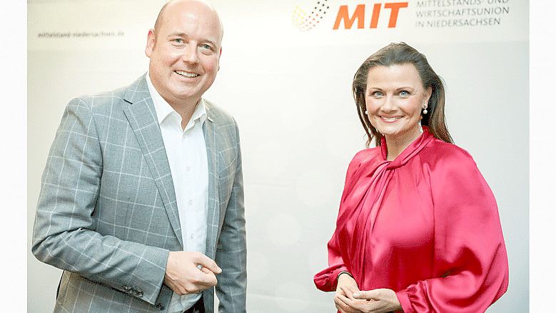 Der Landesvorsitzende der Mittelstands- und Wirtschaftsunion in Niedersachen (MIT), Holger Bormann, mit der Kandidatin für den MIT-Bundesvorsitz, Gitta Connemann MdB. Foto: Philipp Ziebart