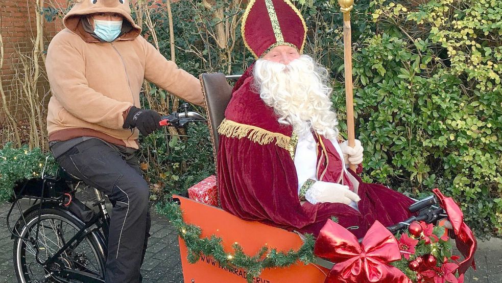Mit einem ungewöhnlichen Gefährt kommt der Nikolaus zu den Kindern in Osteel. Foto: privat