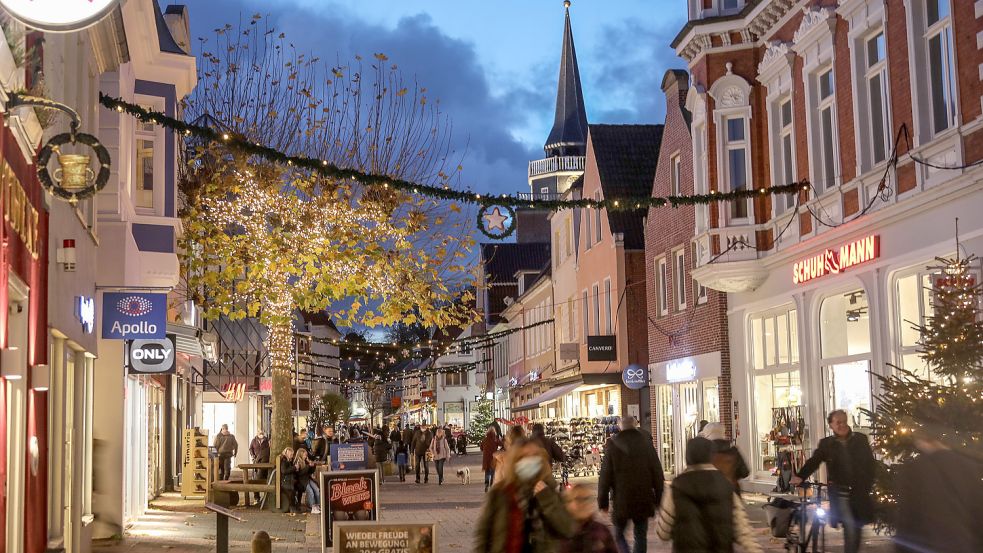 Schon jetzt ist in der Auricher Innenstadt weniger los als sonst in der Vorweihnachtszeit. Die Geschäftsinhaber fürchten nun weitere Einbußen durch die Einführung der 2G-Regel. Foto: Romuald Banik