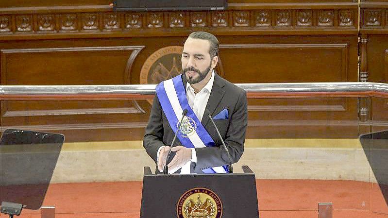 Der salvadorianische Präsident Nayib Bukele gestikuliert während seiner Rede vor dem Kongress anlässlich des Jahrestages des Endes seines zweiten Regierungsjahres. (Archivbild). Foto: Camilo Freedman/ZUMA Wire/dpa