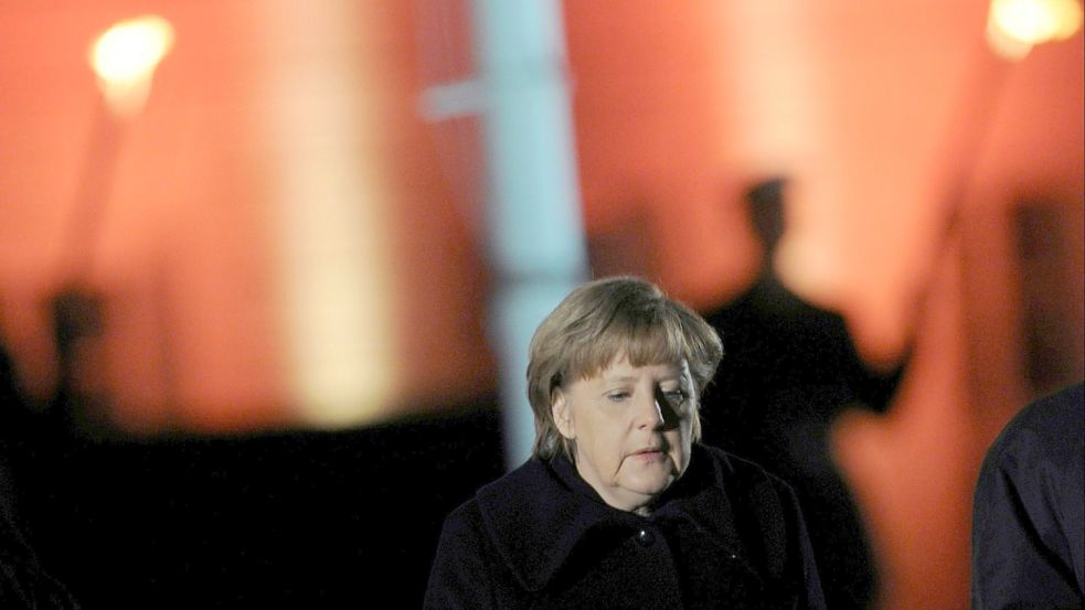 Helm ab zum Gebet: Heute beginnt die Verabschiedungswoche von Angela Merkel mit einem Großen Zapfenstreich. Foto: Michael Hanschke/dpa