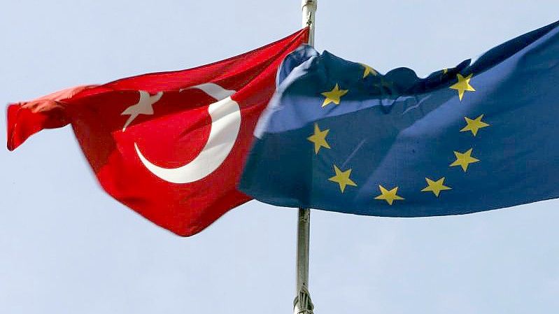 Die türkische und die europäische Flagge. Zwischen Ankara und Brüssel kriselt es erneut. Foto: Tolga Bozoglu/EPA/dpa