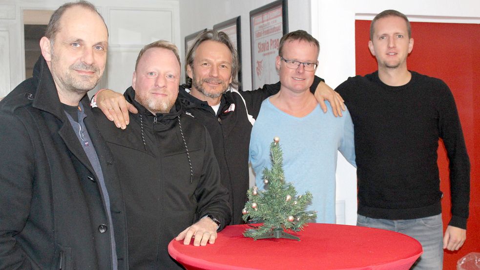 Sie kommen als eine eingeschworene Mannschaft daher (von links): 1. Vorsitzender Werner Hoffmann, der neue Koordinator und Trainer Frank Korte, 1. Herrentrainer Wilfrid Böhling, Jugendleiter Emanuel Blessin und der Kapitän der 1. Herrenmannschaft Jan-Hendrik Bontjer. Foto: Wolf-Rüdiger Saathoff