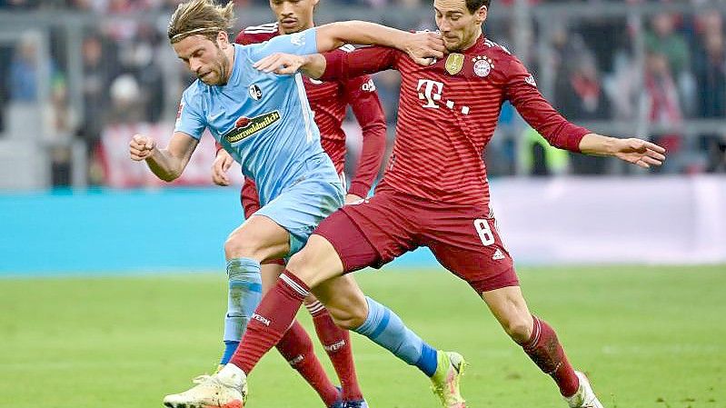 Der FC Bayern München muss vor dem Bundesliga-Topspiel weiter um den angeschlagenen Nationalspieler Leon Goretzka (r) bangen. Foto: Sven Hoppe/dpa