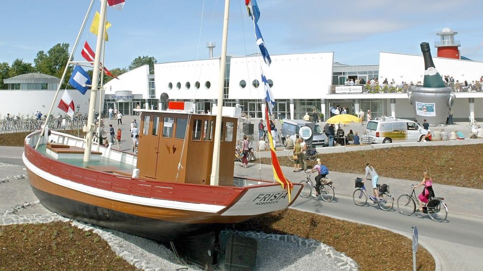 Wie gestrandet liegt der Krabbenkutter „Frisia“ an einem Sommertag mitten auf der Zufahrtsstraße zum neuen Erlebniswellenschwimmbad „Ocean Wave“ in Norddeich. Foto: DPA