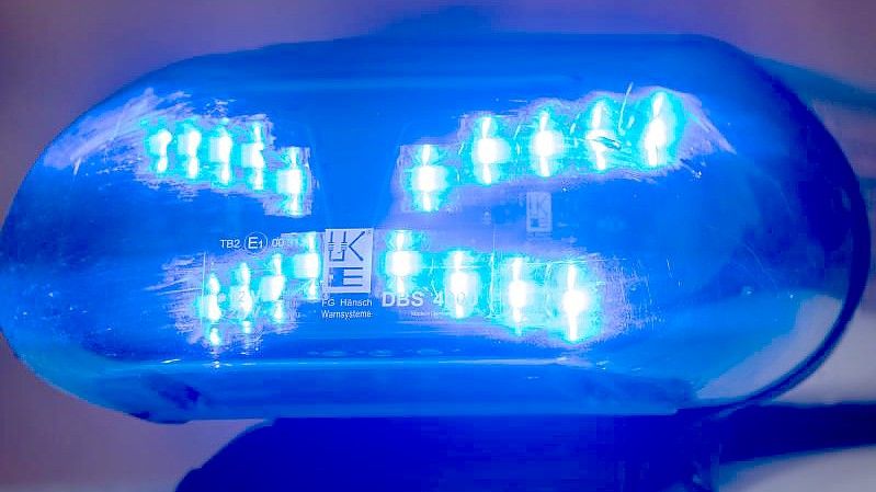 Das Blaulicht blinkt auf einem Polizeiwagen. (Archivbild). Foto: Stefan Sauer/dpa
