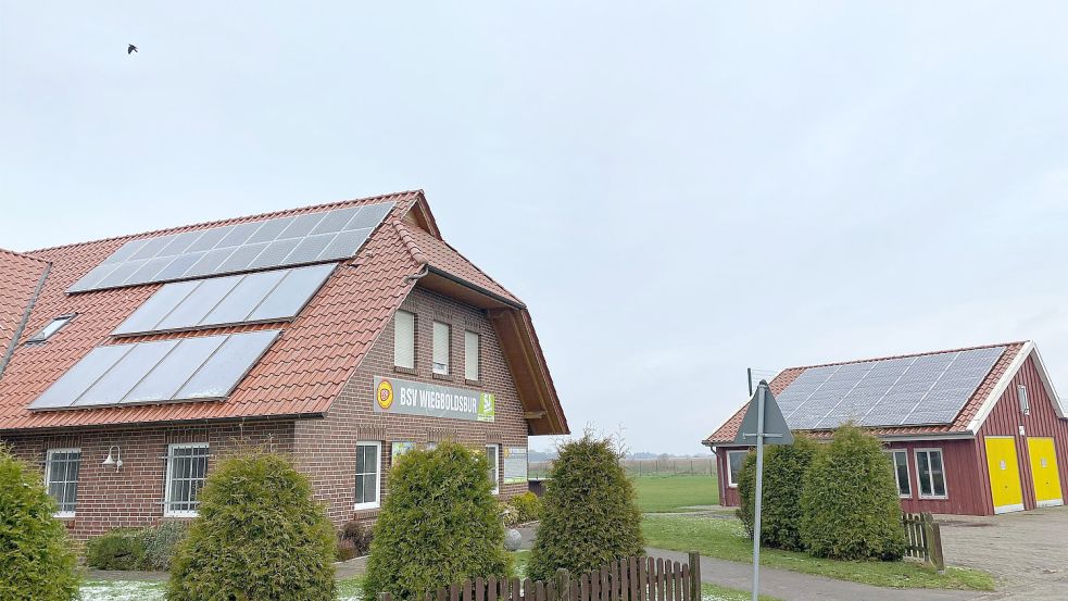 Unter anderem auf dem Dach des Vereinsheims betreibt der BSV Wiegboldsbur eine Fotovoltaikanlage. Geld für die Instandsetzung erhält der Verein von der Gemeinde nicht. Foto: Holger Janssen