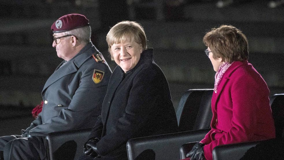 Angela Merkel beim Großen Zapfenstreich: Mit ihrer Liedauswahl - „Du hast den Farbfilm vergessen“ - zeigte sich noch einmal ihren Sinn für Humor und Ironie. Foto: Foto: AFP/STEFANIE LOOS