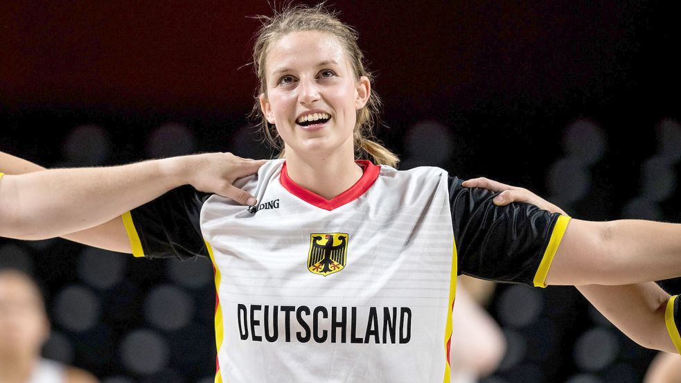 Lena Knippelmeyer bei der Hymne bei den Paralympics in Tokio. Nun spielt sie bei der EM. Archivfoto: Steffi Wunderl