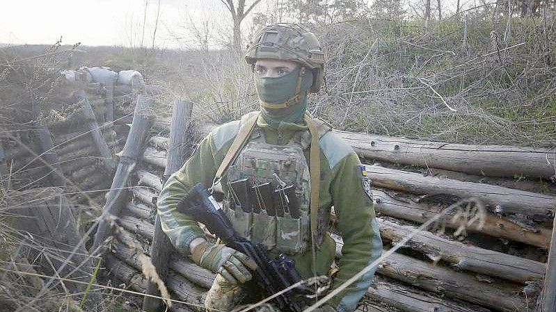 Ein ukrainischer Soldat befindet sich in einer Kampfstellungen an der Grenze zum pro-russischen Separatistengebiet. Foto: Efrem Lukatsky/AP/dpa
