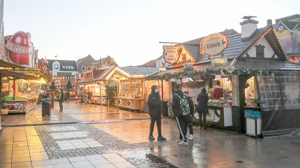 Viel Platz gab es in dieser Woche auf dem Auricher Weihnachtsmarkt. Foto: Romuald Banik