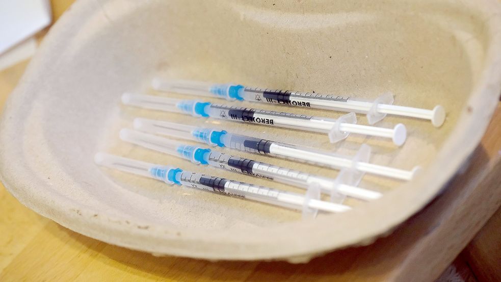 Spritzen mit Impfstoff geegen Corona liegen in einer Schale bereit. Foto: DPA