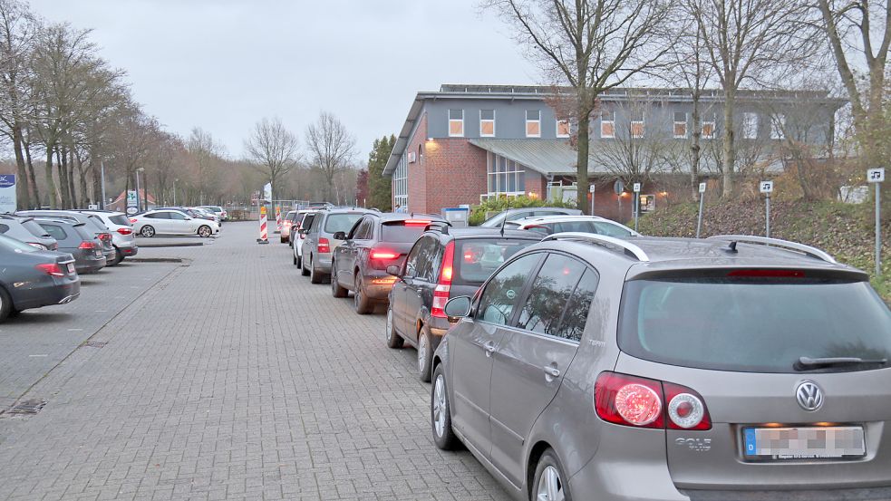 Schlange stehen für den Schnelltest: Der Andrang am Testzentrum in Ihlow ist groß. Foto: Heino Hermanns