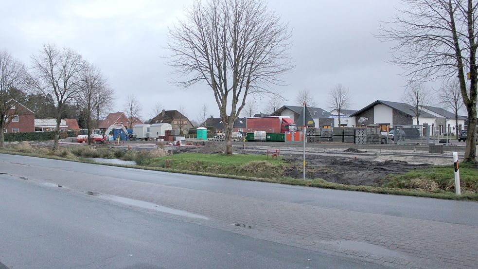 Zwischen Bushalte-Baustelle und dem neuen Kindergarten befindet sich die derzeitige Bushaltestelle. Dort soll nun eine provisorische Beleuchtung aufgebaut werden. Foto: Karin Böhmer