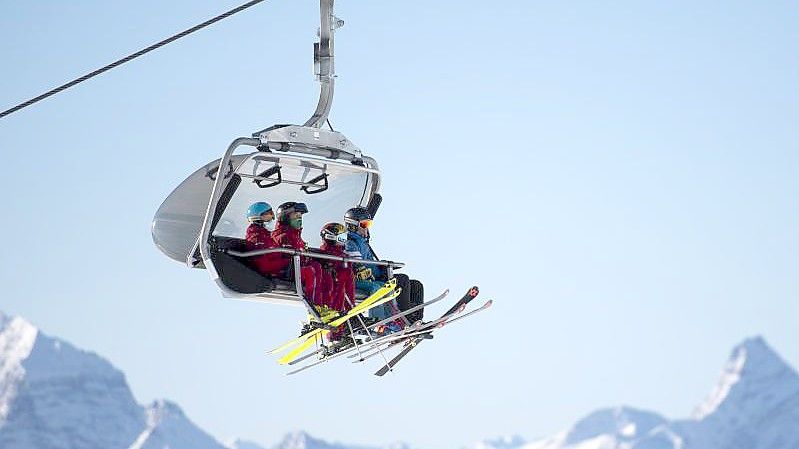 Überraschend wurde gestern eine Ausweitung der Testpflicht auf alle in die Schweiz Einreisenden bekanntgegeben. Foto: Gian Ehrenzeller/KEYSTONE/dpa