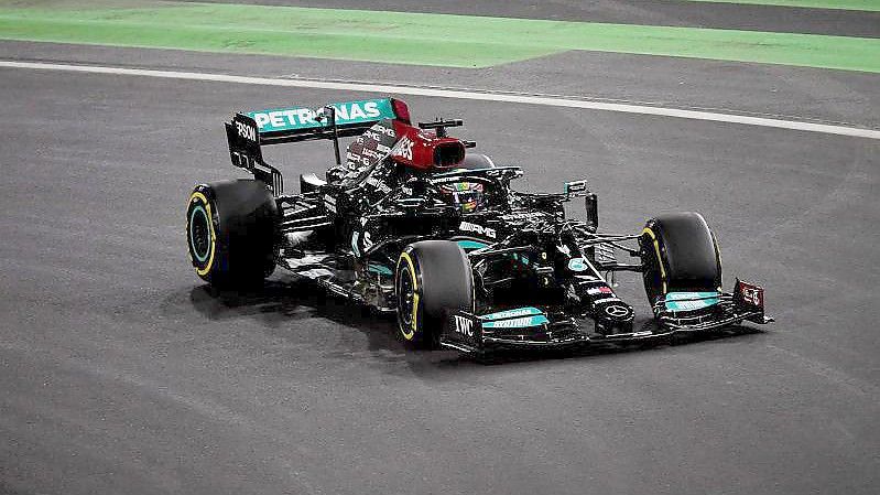 Geht mit den Bestzeiten aus dem Freitagstraining in die Qualifikation: Lewis Hamilton. Foto: Hasan Bratic/dpa