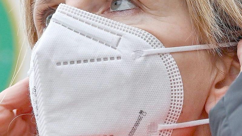 Für optimalen Schutz muss der Nasenbügel zu einem „abgerundeten W“ geformt werden, so dass er auf die Nasenflügel drückt. Foto: Patrick Pleul/dpa-Zentralbild/dpa