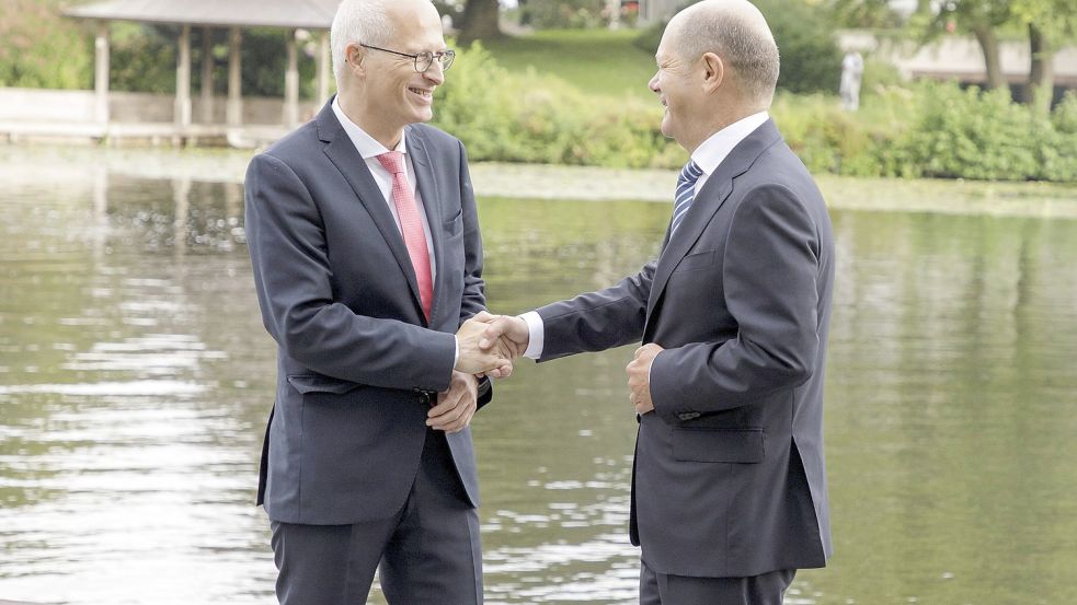 Holt Olaf Scholz nicht Karl Lauterbach, sondern Hamburgs Ersten Bürgermeister Peter Tschentscher (links im Bild) nach Berlin ins Gesundheitsministerium? Ärztevertreter fänden das gut. Foto: Thomas Imo / Imago stock & people