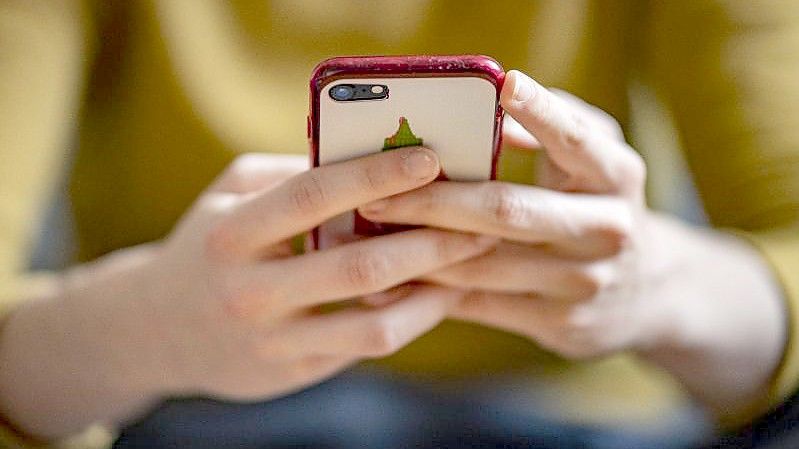 In Frankreich starb ein Mädchen, weil ihr Smartphone samt angeschlossenem Ladekabel in die Badewanne fiel (Symbolbild). Foto: Fabian Sommer/dpa/Illustration