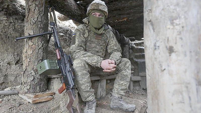 Ein ukrainischer Soldat in einem Graben an der Trennlinie zu prorussischen Rebellen. Foto: Andriy Dubchak/ap/dpa