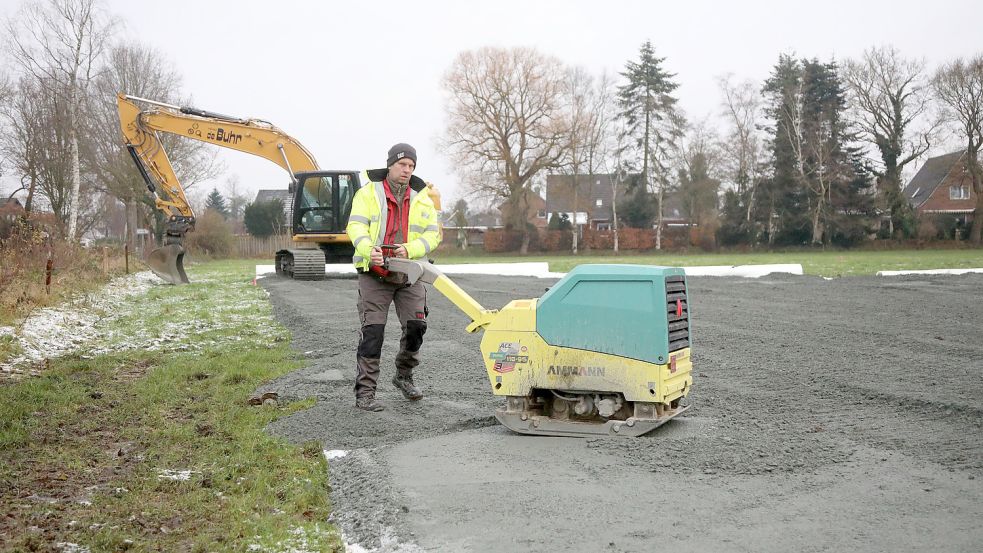 Eine erste Fläche wurde auf der Weide an der Straße „Im Timp“ in der vergangenen Woche planiert. Dort sollen Baucontainer aufgestellt werden. Foto: Romuald Banik