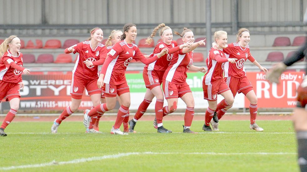 Die Auricher B-Mädchen jubelten beim Kantersieg gegen Neubrandenburg gleich sieben Mal. Es war der höchste Auricher Erfolg. Fotos: Bernd Wolfenberg