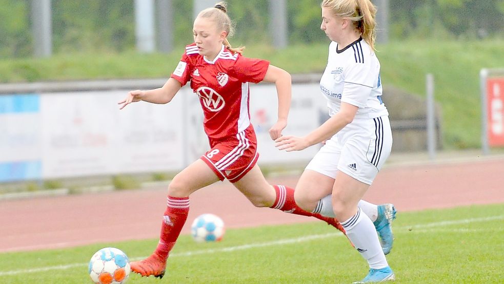 SpVg-Spielerin Elisabeth Steiner (links) läuft ihrer Gegenspielerin davon und bereitet den nächsten Angriff vor.