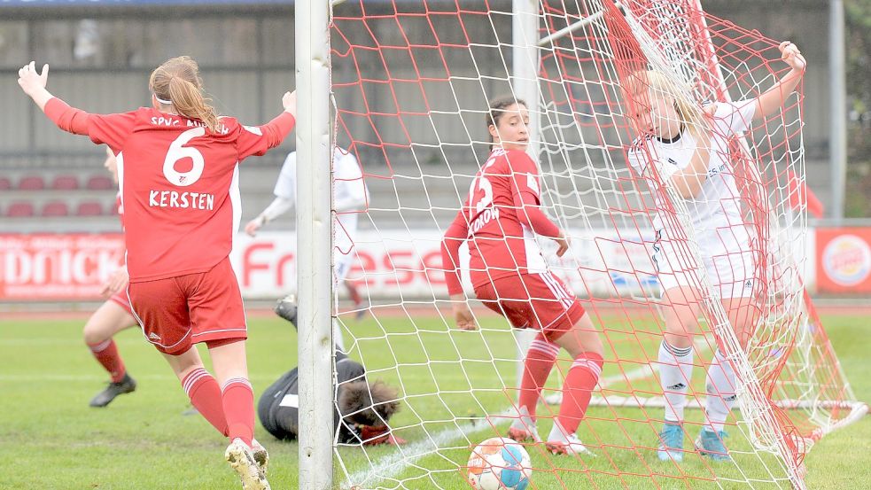 Da ist es schon wieder passiert. Die Auricherin Jule Kersten (Nummer 6) hat zum 2:0 getroffen. Ihre Mitspielerin Marie Omoze Okoroh schaut zu, wie der Ball hinter der Torlinie liegenbleibt.