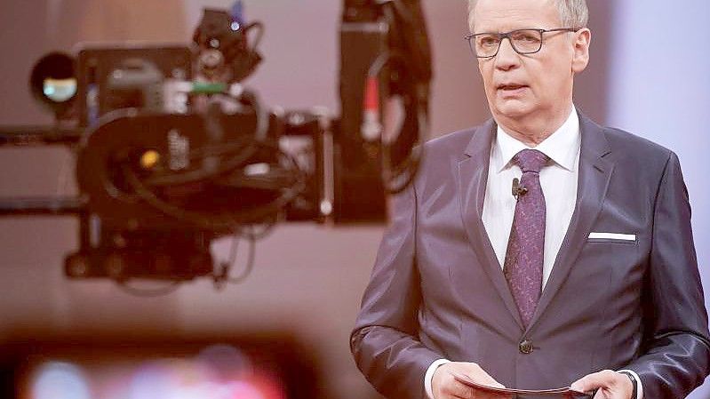 Günther Jauch moderiert zum letzten Mal den RTL-Jahresrückblick „Menschen, Bilder, Emotionen“. Foto: Henning Kaiser/dpa
